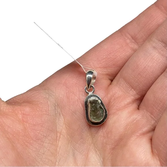 Genuine Moldavite Necklace Pendant Solid 925
Sterling Silver Natural Stone Green - Picture 2 of 4